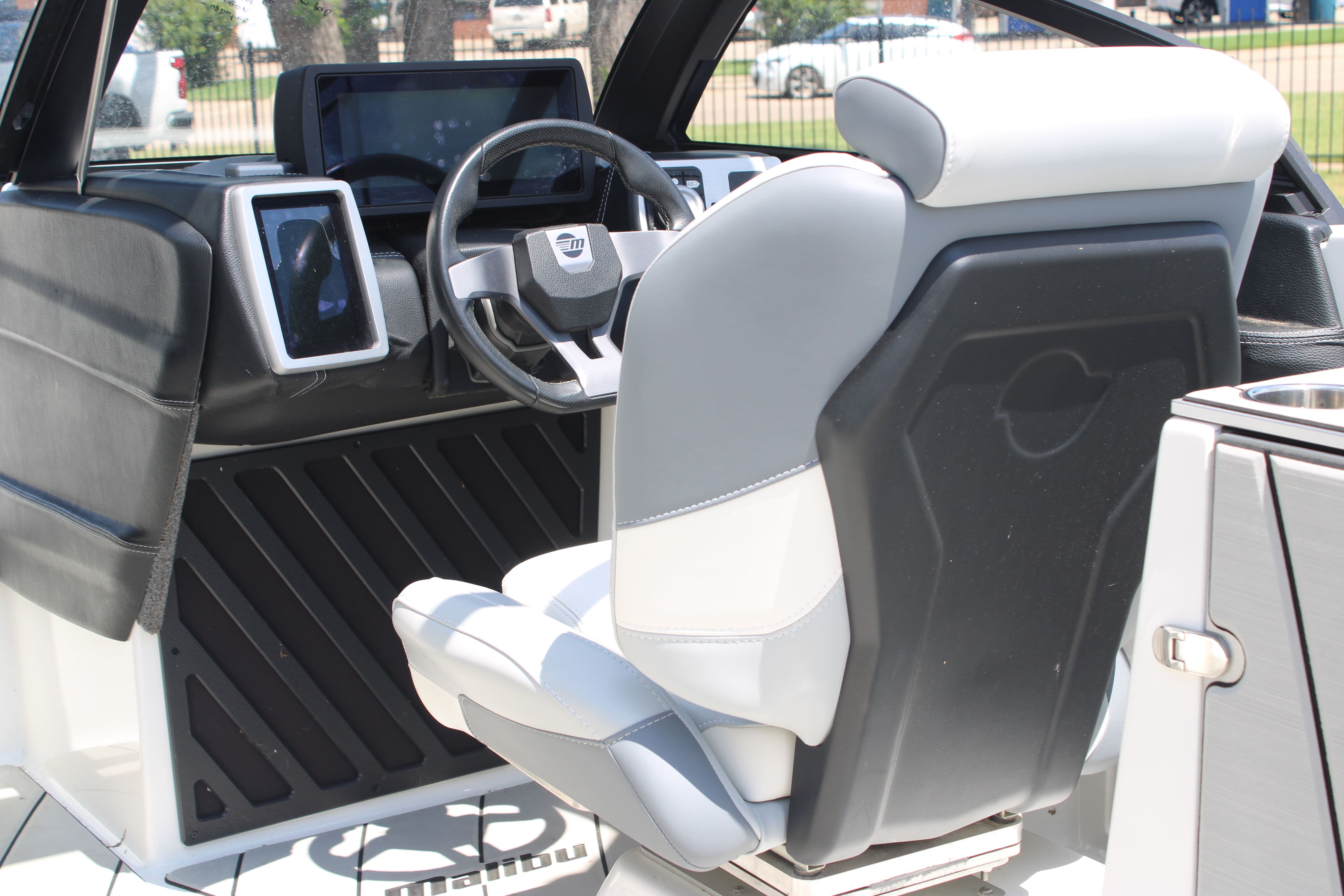 2020 Malibu 25 LSV Icon
